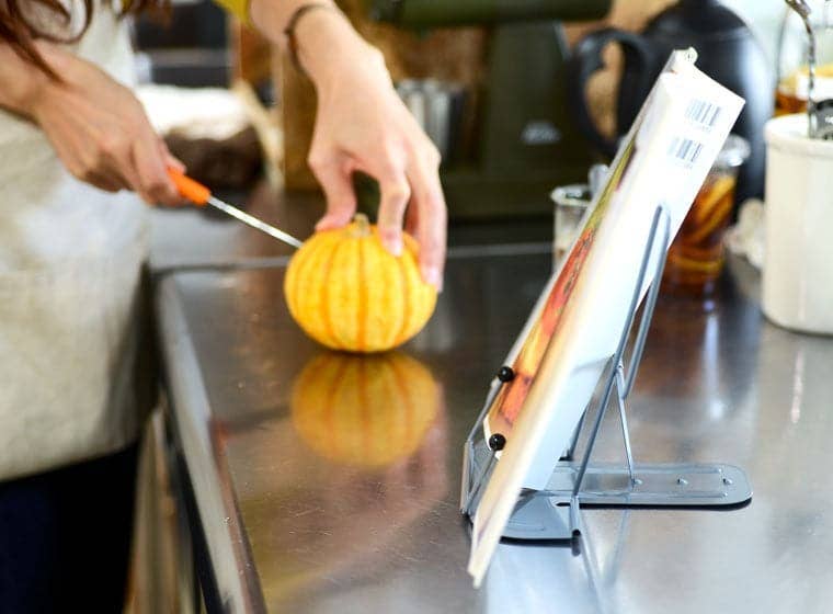 HIGHTIDE METAL BOOK STAND: BLACK